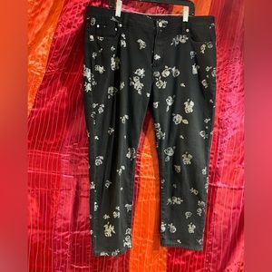 Micheal Kors Brand New Izzy Cropped Skinny Jeans with beautiful design. Size 12